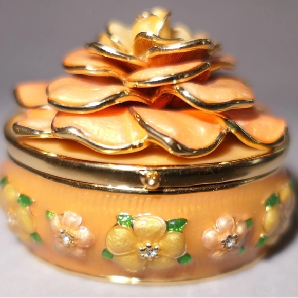 Joan Rivers RARE  Vintage Stunning Trinket Box With Beautiful Earrings! - Picture 2 of 16